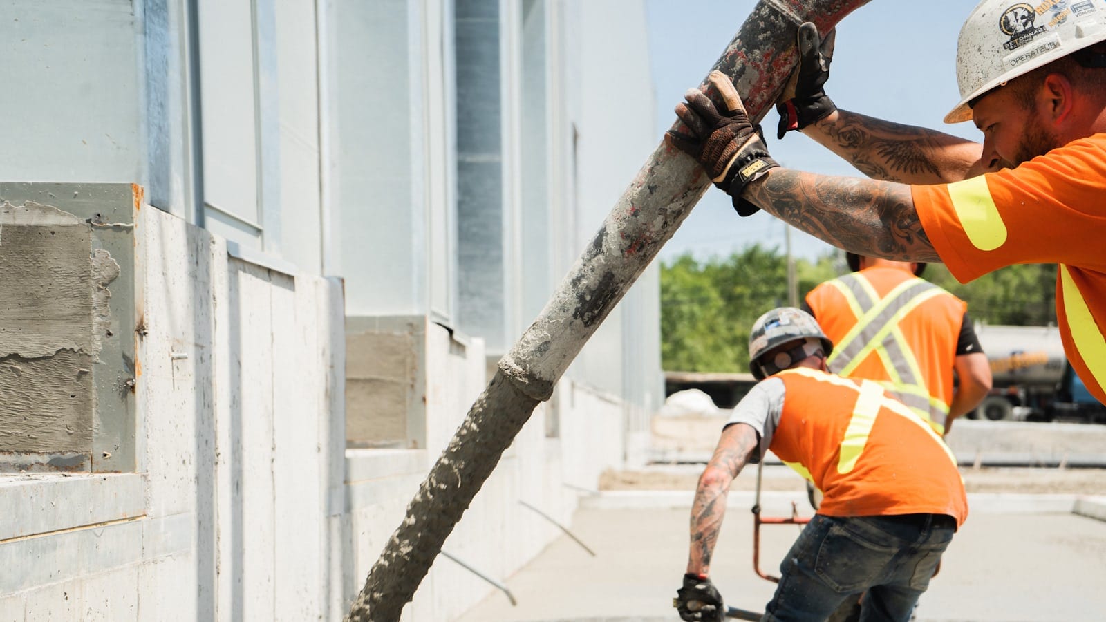 Ouvriers en tenue de sécurité sur un chantier BTP pendant un coulage de béton