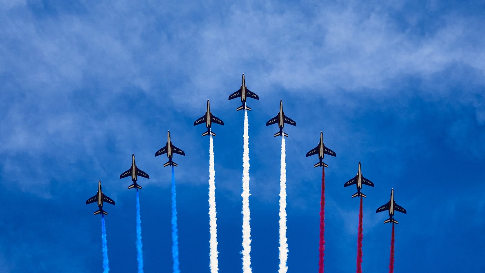 Patrouille de France en formation, traînées de fumée bleu, blanc et rouge dans le ciel